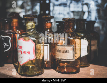 Rimini, Italien, 17. März 2018 Viele alte Apotheke Glasflaschen sind im Regal, Vintage Look Stockfoto