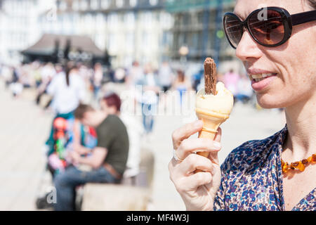 Essen, Eis, mit, Flake, auf, unseasonally, warm, April, Sommer, wie, Temperaturen, Aberystwyth, Promenade, sonnig, blau, Himmel, Samstag, Ceredigion, Wales, Welsh, Stockfoto