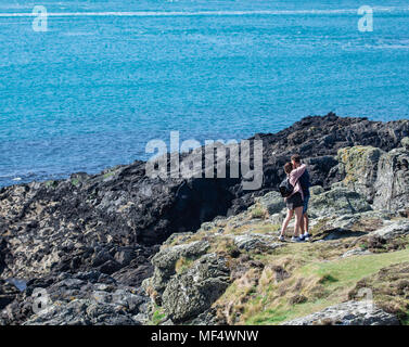 Junges Paar umarmen am Sound coastal path Stockfoto