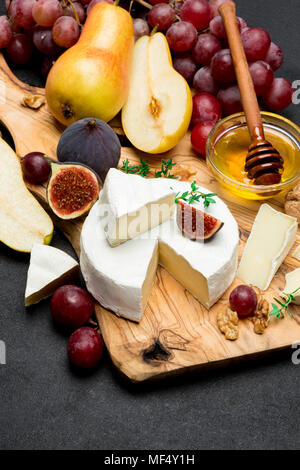 Scheibe der Französischen Brie oder Camembert Käse und Birnen auf Holzbrett Stockfoto