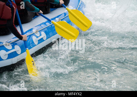 Nahaufnahme von einem Team von Menschen auf Wildwasser Rafting Rapids Stockfoto