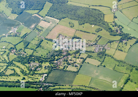 Luftaufnahme der Kent Dorf Shoreham an einem sonnigen Sommertag. Hinweis: Die weißen Kreuz in der Chalk Downs, ist ein Denkmal für die getöteten Stockfoto