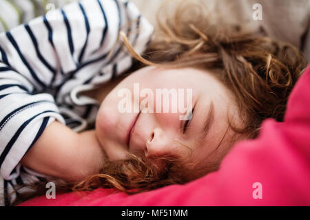 Eine kleine glückliche Mädchen in gestreiften T-Shirt zu Hause schlafen. Stockfoto