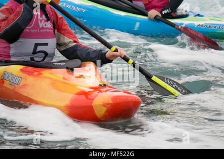 LONDON, Großbritannien - 21 April 2018: kajakfahrer der White Water Rapids an der Lea Valley White Water Centre genießen, der Heimat der Olympischen Kurs 2012 Stockfoto