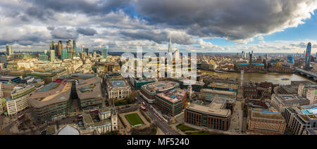 London, England - Panoramablick auf die Skyline von London. Diese Ansicht enthält die Wolkenkratzer von Bank District, die Tower Bridge, Shard Wolkenkratzer und Millennium Stockfoto