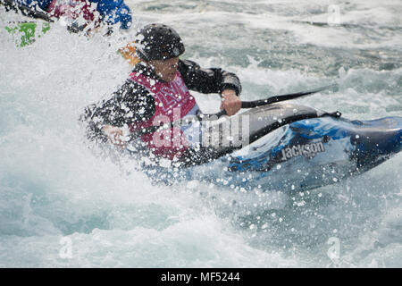 LONDON, Großbritannien - 21 April 2018: kajakfahrer der White Water Rapids an der Lea Valley White Water Centre genießen, der Heimat der Olympischen Kurs 2012 Stockfoto