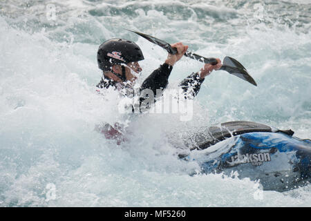 LONDON, Großbritannien - 21 April 2018: kajakfahrer der White Water Rapids an der Lea Valley White Water Centre genießen, der Heimat der Olympischen Kurs 2012 Stockfoto
