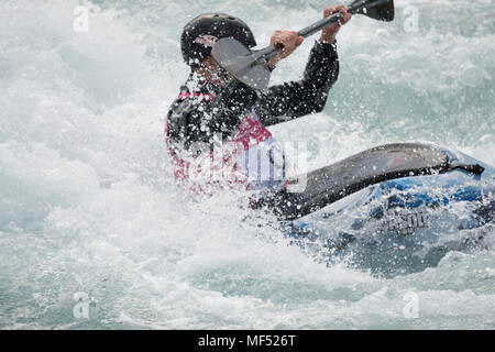 LONDON, Großbritannien - 21 April 2018: kajakfahrer der White Water Rapids an der Lea Valley White Water Centre genießen, der Heimat der Olympischen Kurs 2012 Stockfoto