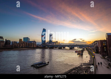 London, England - schönen Sonnenuntergang in London mit Wolkenkratzern und Blackfriars Bridge über die Themse. Stockfoto