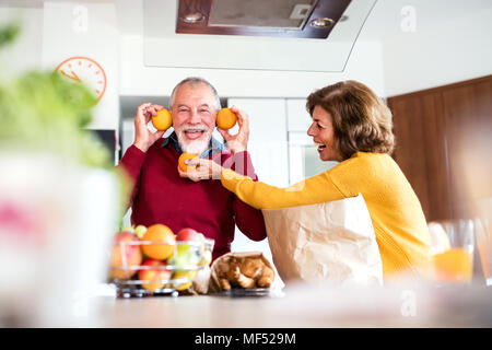 Senior paar Auspacken essen in der Küche, Spaß haben. Stockfoto