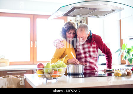 Senior paar Zubereitung von Speisen in der Küche. Stockfoto