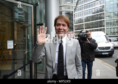 Sir Cliff Richard kommt an der Rollen Gebäude in London für die weitere rechtliche Schritte gegen die BBC über eine Razzia der Polizei in seiner Wohnung in der Berkshire im August 2014. Stockfoto