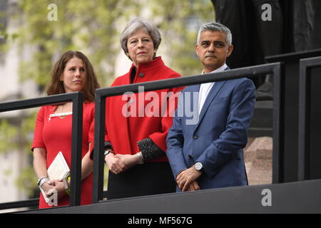 (Nach rechts) Caroline Criado-Perez, Premierminister Theresa May und Bürgermeister von London Sadiq Khan bei der Enthüllung der Statue des suffragist leader Millicent Fawcett Links, in Parliament Square, London. Stockfoto