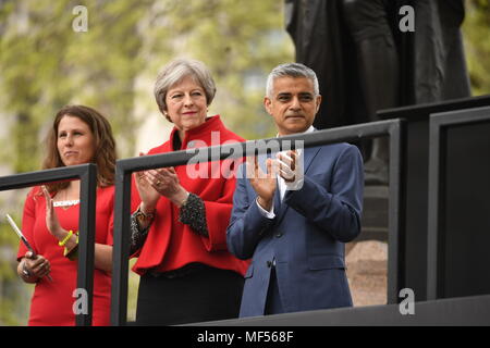 (Nach rechts) Caroline Criado-Perez, Premierminister Theresa May und Bürgermeister von London Sadiq Khan bei der Enthüllung der Statue des suffragist leader Millicent Fawcett Links, in Parliament Square, London. Stockfoto