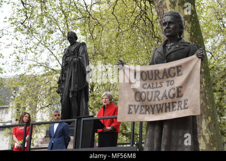 (Nach rechts) Caroline Criado-Perez, Bürgermeister von London Sadiq Khan und Premierminister Theresa May bei der Enthüllung der Statue des suffragist leader Millicent Fawcett Links, in Parliament Square, London. Stockfoto