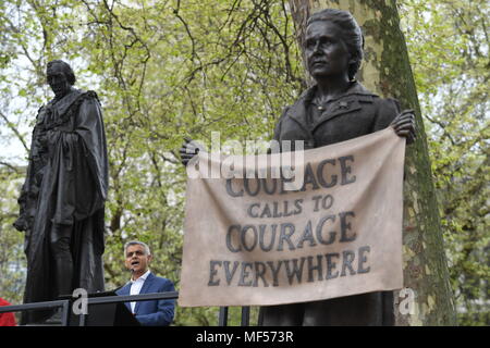 Bürgermeister von London Sadiq Khan bei der Enthüllung der Statue des suffragist leader Millicent Fawcett, in Parliament Square, London. Stockfoto