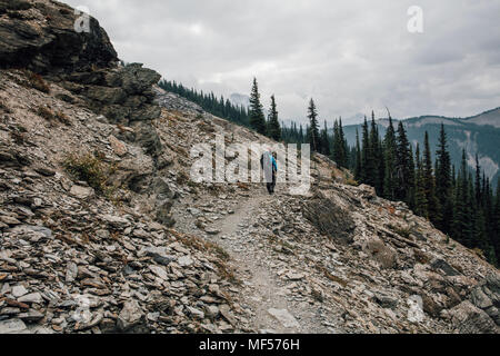 Kanada, British Columbia, Yoho National Park, Wanderer auf der Spur am Mount Burgess Stockfoto