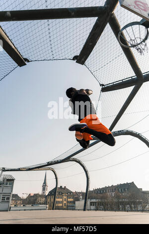 Basketball Player in Aktion auf Gericht Stockfoto