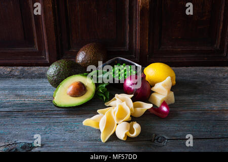 Zutaten Nudeln mit Avocado Sauce, Erbsen und Parmesan Stockfoto