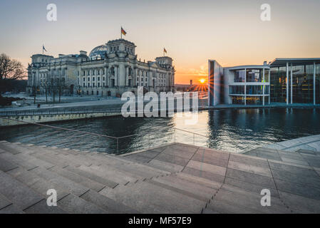 Deutschland, Berlin, Blick auf Reichstag und Paul Loebe Haus bei Sonnenuntergang Stockfoto