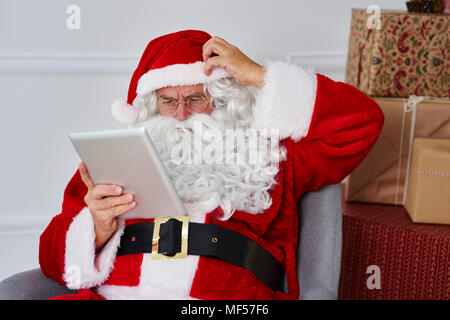 Portrait von Santa Claus mit Tablet Stockfoto