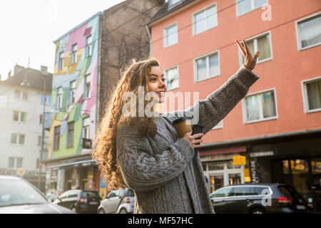 Portrait von Jugendmädchen hageln Taxi Stockfoto