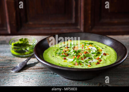 Creme von Avocado Suppe mit Speck und Minze pesto Stockfoto