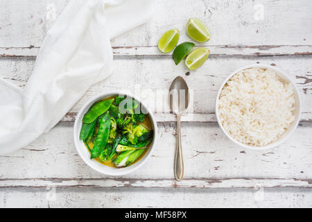 Green Thai curry mit Broccoli, Pak Choi, Zuckerschoten, Baby Spinat, Kalk- und Reis Stockfoto