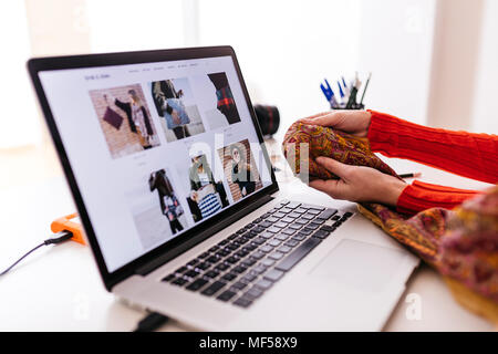 Close-up Mode Designer im Studio mit Laptop Prüfung fabric Stockfoto