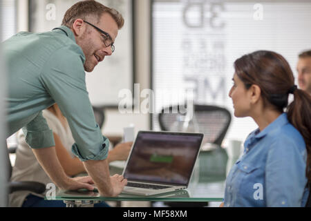 Geschäftsmann mit Laptop während einer Sitzung im Sitzungssaal Stockfoto