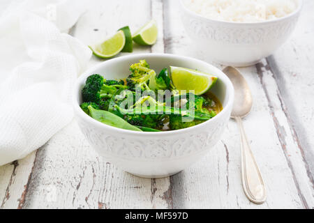 Green Thai curry mit Broccoli, Pak Choi, Zuckerschoten, Baby Spinat, Kalk- und Reis Stockfoto