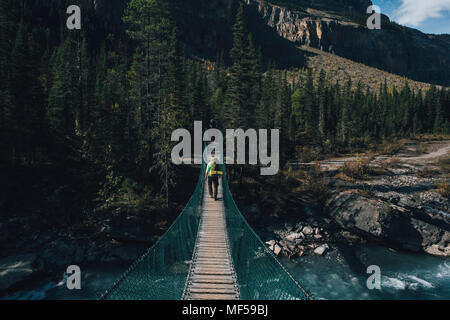 Kanada, British Columbia, Mount Robson Provincial Park, Mann auf schwingende Brücke am Berg Lake Trail Stockfoto