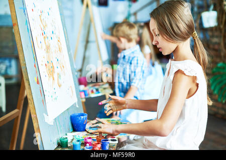 Talentierte Mädchen in Art Studio Stockfoto