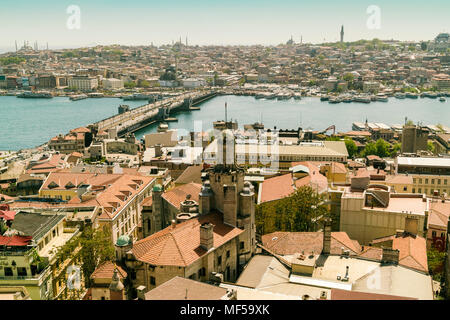 Türkei, Istanbul, Stadtbild mit Bosporus, Blick vom Galataturm, Galatabrücke am Goldene Horn Stockfoto