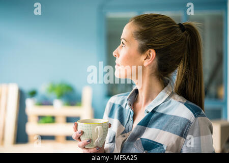 Frau Aufarbeitung ihrer neuen Heimat, Pause machen, Kaffee trinken Stockfoto
