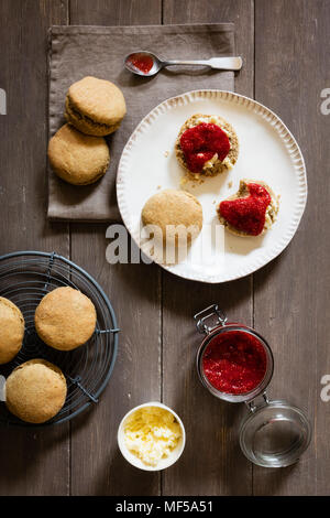 Scones aus einkorn Weizen mit Erdbeer Marmelade und Clotted Cream Stockfoto