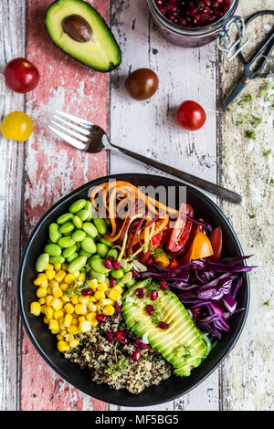 Quinoa veggie Schüssel mit Avocado, Edamame, Tomaten, Mais, Karotten, Rotkohl und Granatapfel Saatgut Stockfoto