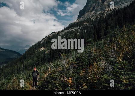 Kanada, British Columbia, Yoho National Park, Mann Wandern am Mount Burgess Stockfoto