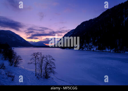 Deutschland, Bayern, Isarwinkel, Sylvenstein Stausee im Winter bei Sonnenuntergang Stockfoto