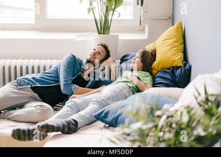 Lächelnd Vater und Sohn zu Hause suchen Stockfoto