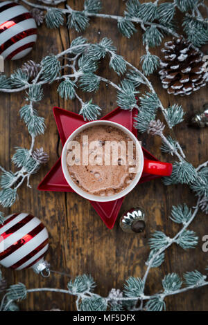 Tasse heiße Schokolade und Weihnachten Dekoration Stockfoto