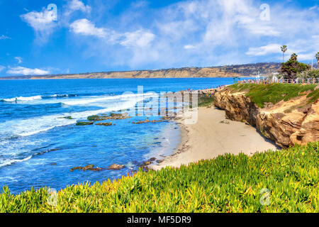 Sonnig am späten Nachmittag von der beliebten Küstenstadt La Jolla Cove Beach in San Diego, Kalifornien. Stockfoto