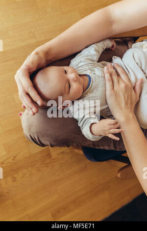 Mutter und Neugeborenen ein Bauch Massage mit der Verdauung zu helfen Stockfoto
