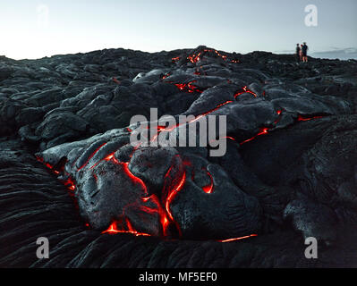Hawaii, Big Island, Hawai'i Volcanoes National Park, Touristen stehen auf Lava Feld Stockfoto