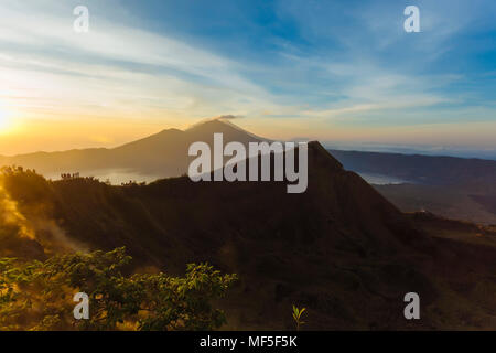 Indonesien, Bali, sunrise Landschaft an der Spitze des Vulkans Batur Stockfoto