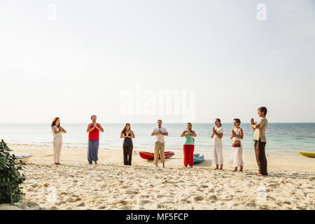 Thailand, Koh Phangan, Gruppe von Menschen Yoga am Strand Stockfoto