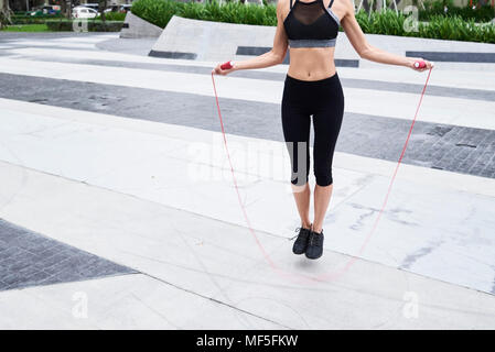 Passende Frau Springseil in städtische Umwelt Stockfoto