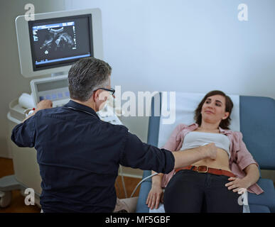 Frau im Krankenhaus erhalten sonogram Stockfoto