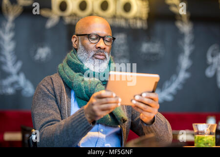 Porträt eines Mannes mit Tablet-PC in einem Coffee Shop Stockfoto