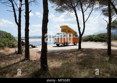 Italien, Sardinien, Posada, Mann im Urlaub mit einem alten van Stockfoto